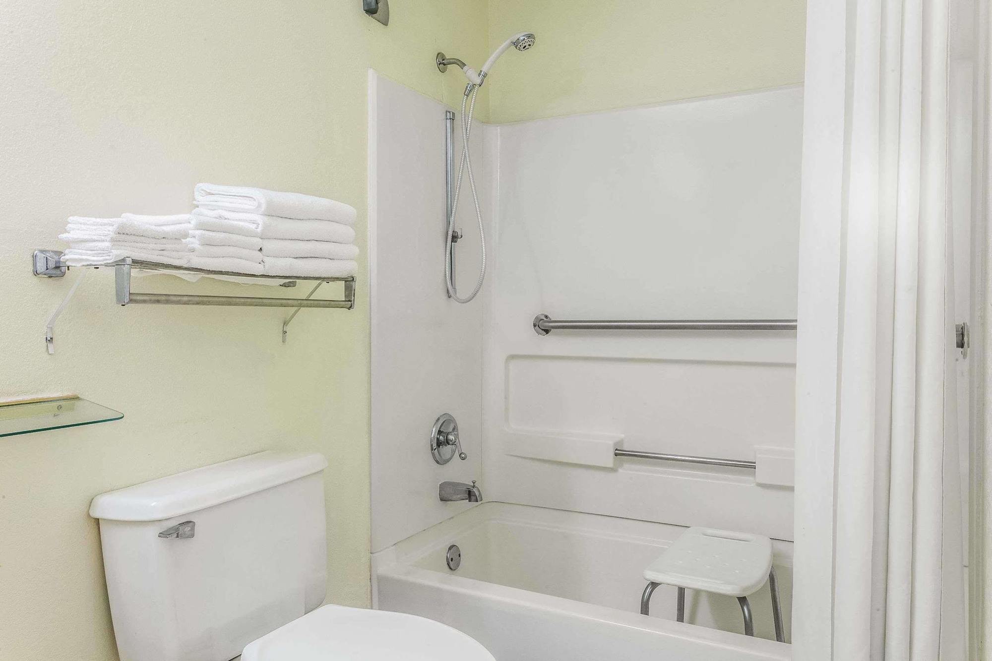 Super 8 By Wyndham Hotel 2*